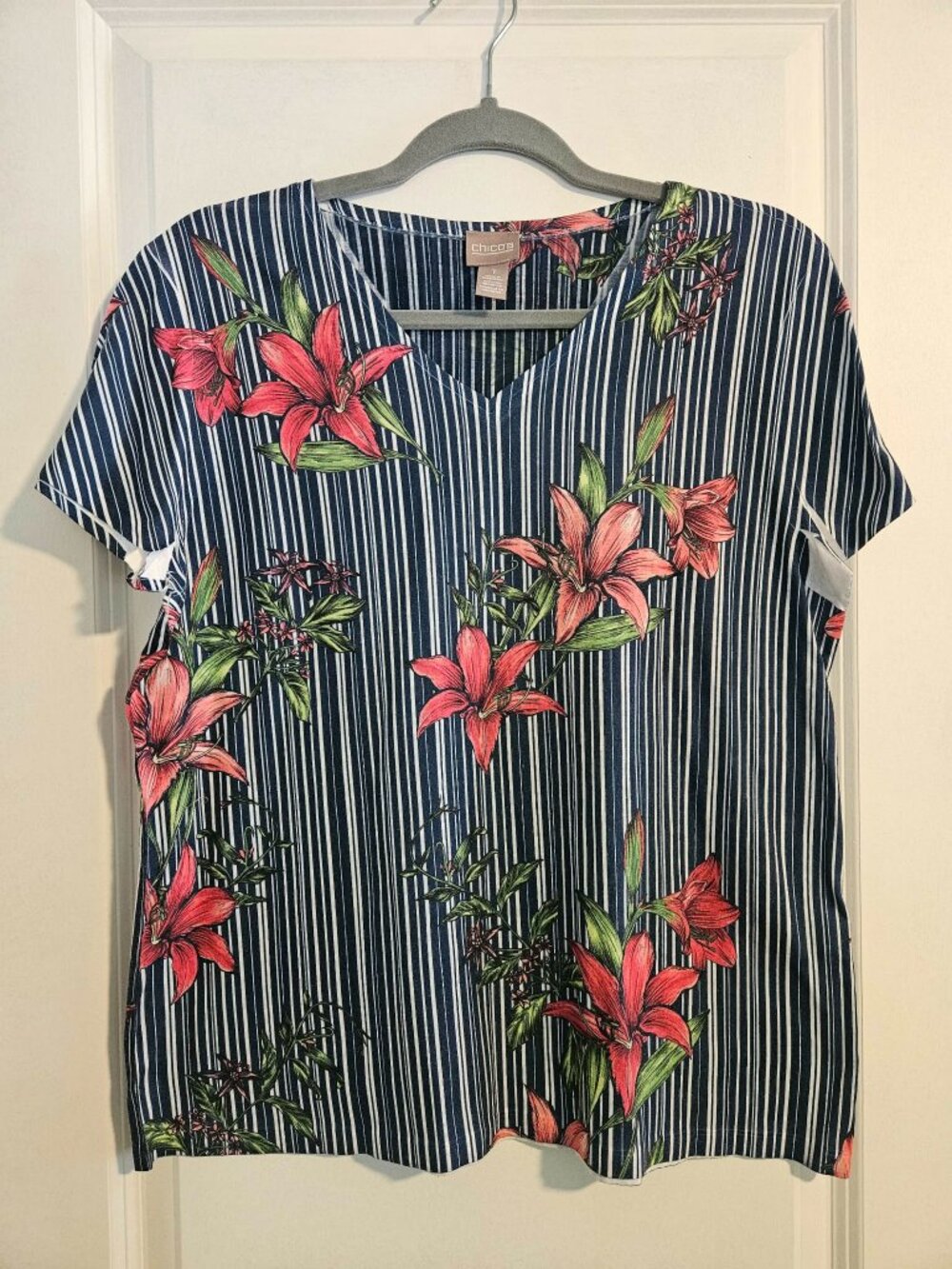 Chico’s Size 1/M/8 Navy Striped Floral Top | Coral Lily V-Neck Short Sleeve Tee